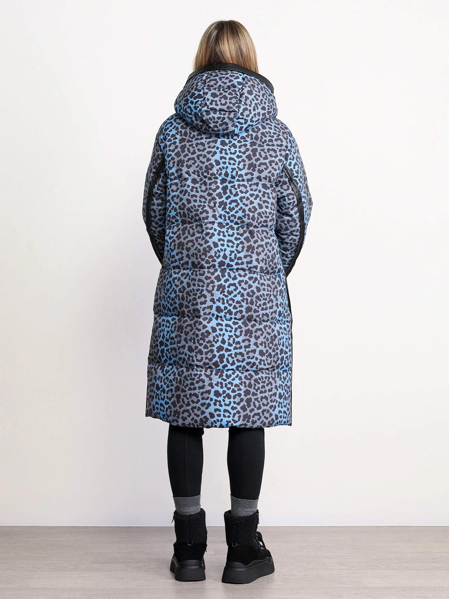 Пуховик цвета мульти с капюшоном